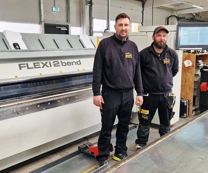 Klempner vor Schwenkbiegemaschine Klempner vor Schwenkbiegemaschine
