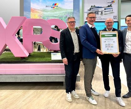 Austrotherm nahm auf der Weltleitmesse BAU in München das SHI-Zertifikat entgegen. Austrotherm nahm auf der Weltleitmesse BAU in München das SHI-Zertifikat entgegen.