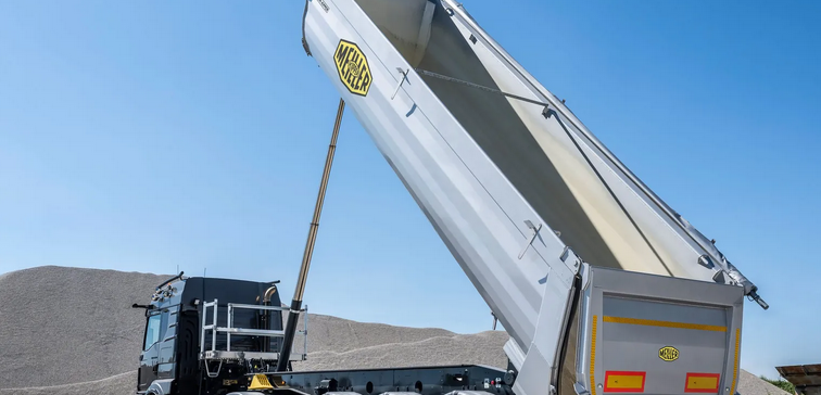 Der Meiller Kippsattel Grandload P3-76 überzeugt mit neuem Fahrwerkrahmen, hoher Fahrstabilität und robustem Stahlbau aus hochwertigen Stählen ab 450 HBW. Die Steelect-Technologie sorgt für optimalen Stahlmix, längere Lebensdauer und geringere Reparaturen. Der Meiller Kippsattel Grandload P3-76 überzeugt mit neuem Fahrwerkrahmen, hoher Fahrstabilität und robustem Stahlbau aus hochwertigen Stählen ab 450 HBW. Die Steelect-Technologie sorgt für optimalen Stahlmix, längere Lebensdauer und geringere Reparaturen.