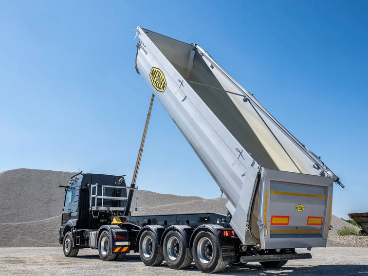 Der Meiller Kippsattel Grandload P3-76 überzeugt mit neuem Fahrwerkrahmen, hoher Fahrstabilität und robustem Stahlbau aus hochwertigen Stählen ab 450 HBW. Die Steelect-Technologie sorgt für optimalen Stahlmix, längere Lebensdauer und geringere Reparaturen. Der Meiller Kippsattel Grandload P3-76 überzeugt mit neuem Fahrwerkrahmen, hoher Fahrstabilität und robustem Stahlbau aus hochwertigen Stählen ab 450 HBW. Die Steelect-Technologie sorgt für optimalen Stahlmix, längere Lebensdauer und geringere Reparaturen.