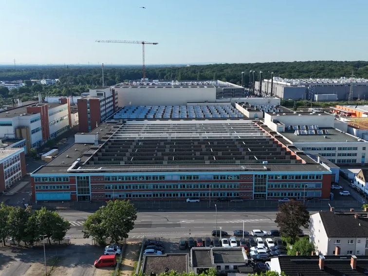Siemens investiert 300 Millionen Euro am Standort Deutschland in Fertigungskapazitäten für Schaltanlagen Siemens verlagert die Vorfertigung des Schaltanlagenwerks nach Offenbach und will bis Frühjahr 2027 mit der Produktion starten.