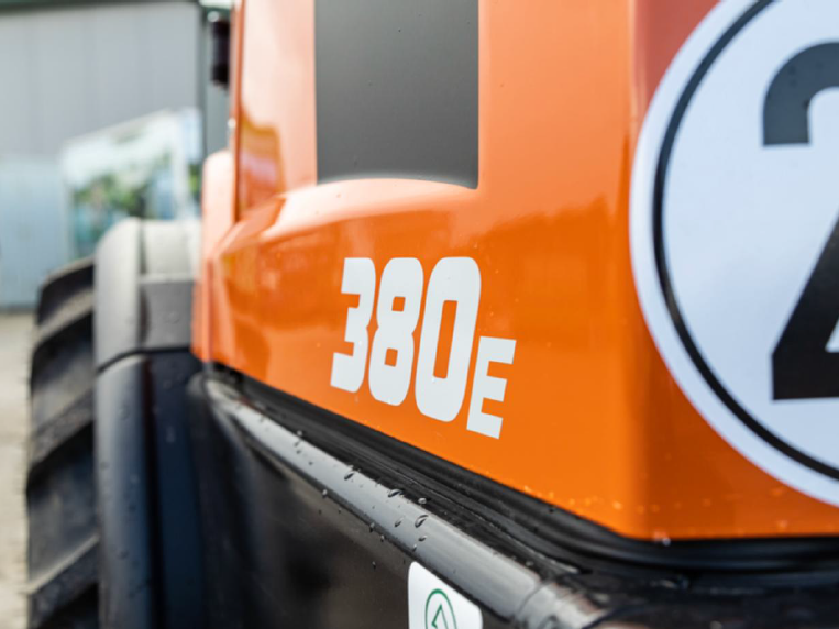 Die vollelektrische Variante des 380e und auch des 360e sind schnell und flexibel ladbar. Das ist echte Alltagstauglichkeit.