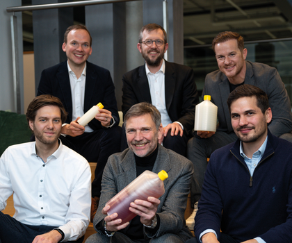 Familienunternehmen Bürkert Fluid Control Systems investiert in Startup Green Elephant Biotech (v.l.) Dr. Joel Eichmann (Geschäftsführer und Gründer Green Elephant Biotech), Hendrik Faustmann (New Business Model Development, Bürkert), Georg Stawowy (CEO Bürkert), Caspar von Schoeler (Corporate Development, Bürkert), Roman Gaida (CSO Bürkert), Felix Wollenhaupt (Geschäftsführer und Gründer Green Elephant Biotech)