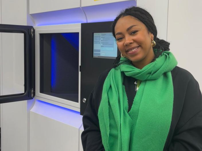 Dr. Janka Schmidt vor einem Kryo-Elektronenmikroskop Dr. Janka Schmidt vor einem Kryo-Elektronenmikroskop