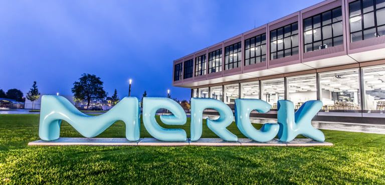 Schriftzug Logo Merck vor dem Firmengebäude in Darmstadt Schriftzug Logo Merck vor dem Firmengebäude in Darmstadt