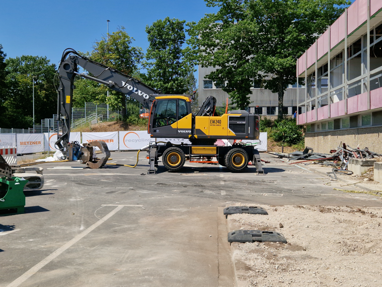 Der Volvo EW 240 in Ruhestellung - gut sichtbar: Das Stromkabel
