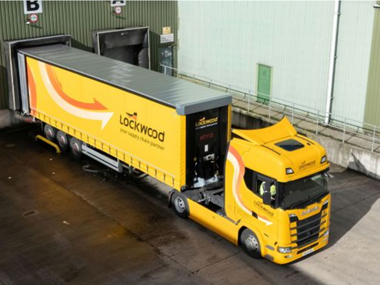 Die britische Lockwood Group hat 50 neue Schmitz Cargobull S.CS Fixed Roof-Sattelauflieger in ihren Fuhrpark integriert und führt damit die ehrgeizige Wachstumsstrategie des Unternehmens fort. Schmitz Cargobull liefert erstmals 50 neue Auflieger aus britischer Herstellung an die Lockwood Group