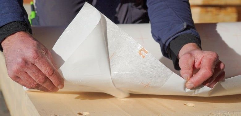 Die vollflächige Verklebung auf dem Untergrund verhindert ein Unterlaufen der Bahn an Schrägstützen, Befestigungen und sonstigen Perforierungen. Die vollflächige Verklebung auf dem Untergrund verhindert ein Unterlaufen der Bahn an Schrägstützen, Befestigungen und sonstigen Perforierungen.