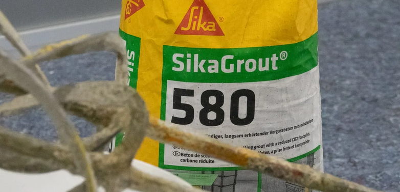 SikaGrout-580 ist ein mineralischer und sulfatbeständiger Vergussbeton, der bei Stützen, Wandflächen, Köcherfundamenten, Stahleinbauteilen, Entwässerungsrinnen und Brückenauflegern angewendet werden kann.