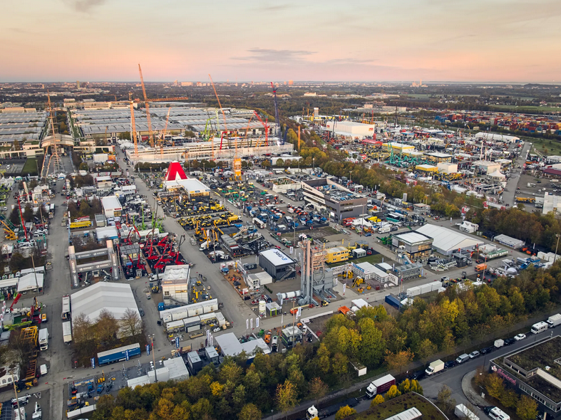 Zoomlion - Innovationen für Umweltschutz und intelligente Fertigung Luftaufnahme des Freigeländes der bauma 2022