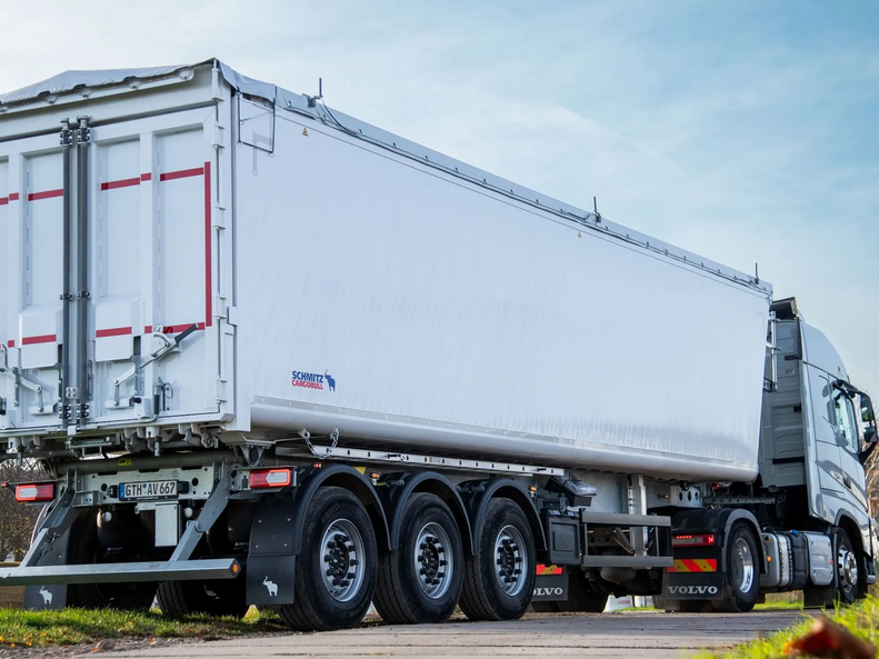 Die Aluminiumkasten-Mulde des Schmitz Cargobull Sattelkippers S.KI AK wurde umfassend weiterentwickelt. Das Ergebnis: eine höhere Robustheit, längere Lebensdauer und einfache Wartung – bei gleichbleibender Flexibilität durch das bewährte Baukastensystem. Die Aluminiumkasten-Mulde des Schmitz Cargobull Sattelkippers S.KI AK wurde umfassend weiterentwickelt. Das Ergebnis: eine höhere Robustheit, längere Lebensdauer und einfache Wartung – bei gleichbleibender Flexibilität durch das bewährte Baukastensystem.