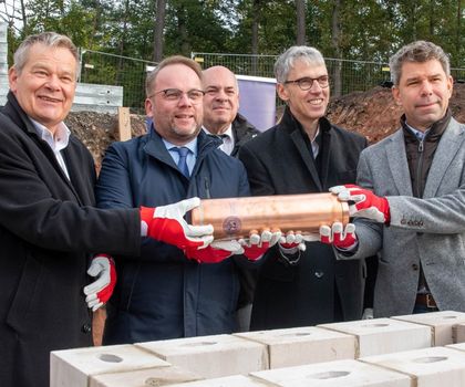 Grundsteinlegung Foto von der Grundsteinlegung (5 Personen mit der Zeitkapsel)