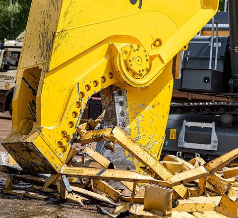 Eine Schrottschere GXT 995 R zerkleinert eine ausgediente Scherenbühne