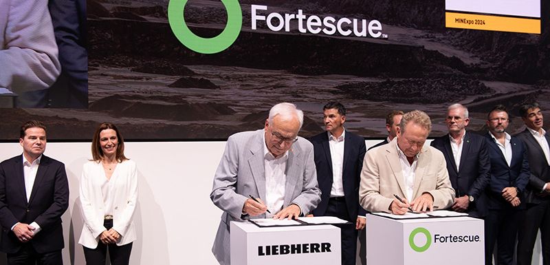 Die Vertreter von Liebherr und Fortescue auf der MINExpo 2024 in Las Vegas