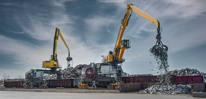 Die Liebherr-Umschlagmaschinen entladen ankommende Waggons mit Stahlschrott und beladen Schrottkörbe zur Versorgung des Elektrolichtbogenofens. Die Liebherr-Umschlagmaschinen entladen ankommende Waggons mit Stahlschrott und beladen Schrottkörbe zur Versorgung des Elektrolichtbogenofens.