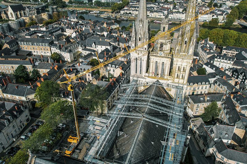 Liebherr MK 140 schützt Kathedrale Liebherr MK 140 schützt Kathedrale