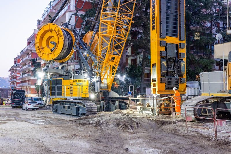 Schlitzwandarbeiten in Neapel: Liebherr-Seilbagger im Einsatz Der Liebherr-Hydroseilbagger HS 8130.1 im Einsatz bei Neapel