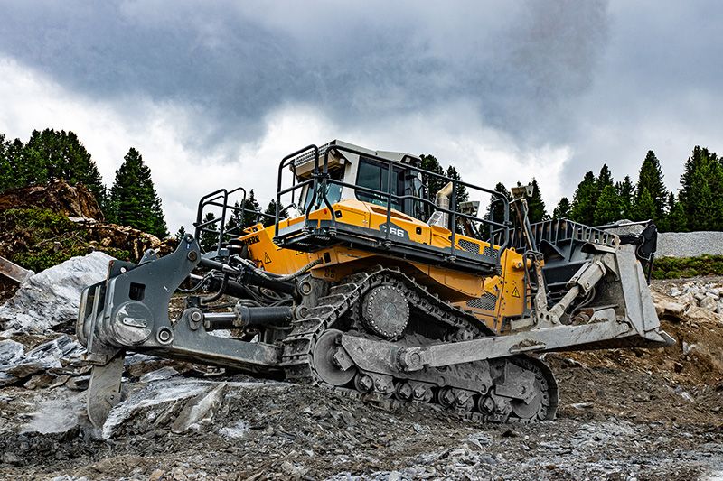 Speichersee-Projekt im Zillertal: Hollaus setzt auf Liebherr-Baumaschinen Die Planierraupe PR 766 G8 von Liebherr im Einsatz am Stausee