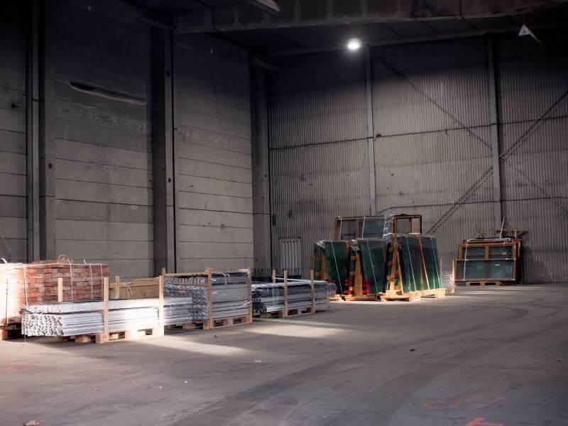 Blick in eine Halle, in der Baustoffe gelagert werden