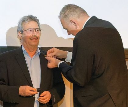 ZVDH-Präsident Dirk Bollwerk (r.) und Dachdeckermeister Herbert Gärtner ZVDH-Präsident Dirk Bollwerk (r.) und Dachdeckermeister Herbert Gärtner