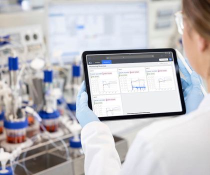Cloud-basierte Software zur Bioprozessentwicklung wir auf Tablet genutzt
