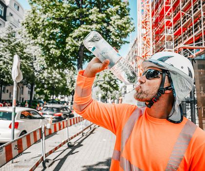 Ausreichend trinken bei der Arbeit Ausreichend trinken bei der Arbeit