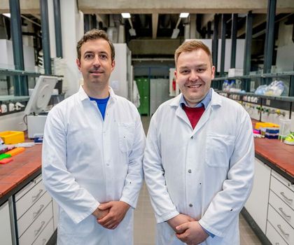 Neues Krebsmedikament: Wirkstoff aktiviert das Immunsystem gegen Metastasen Carlos Plaza Sirvent aus der Medizin (links) und Johannes Karges aus der Chemie haben für die Studie zusammen gearbeitet.