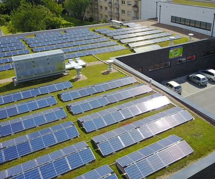 Sika SolarMount-1 kann in Süd- und Ost‑West‑Ausrichtung installiert werden
