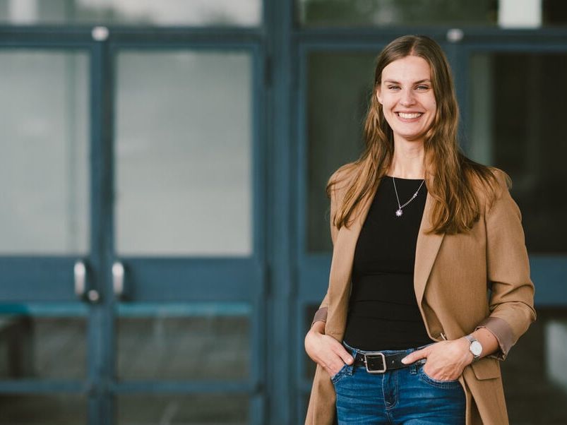 Lichtgetriebene Reaktionen ohne Lösungsmittel mit dem richtigen Move Carolina Spula fertigt ihre Doktorabeit in der Arbeitsgruppe Mechanochemie an.