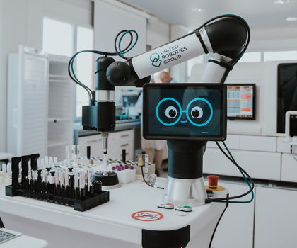 Robotik im Laboralltag: Wenn Roboter Routineaufgaben im Kliniklabor übernehmen Service-Roboter ulab Mobile von der United Robotics Group im Kliniklabor
