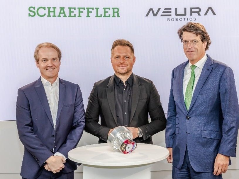 Von links: Andreas Schick, Vorstand Produktion, Supply Chain Management und Einkauf bei Schaeffler, David Reger, CEO und Gründer von Neura Robotics und Klaus Rosenfeld, Vorstandsvorsitzender der Schaeffler AG.