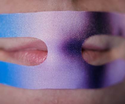 Mund mit Mundpflaster einem sogenannten Mouth Tape
