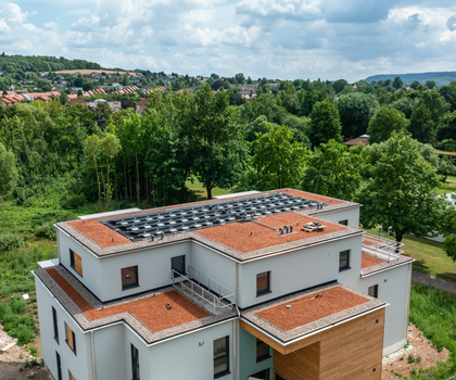 Pilotprojekt für nachhaltigen Wohnungsbau mit PVT-Technologie Pilotprojekt für nachhaltigen Wohnungsbau mit PVT-Technologie
