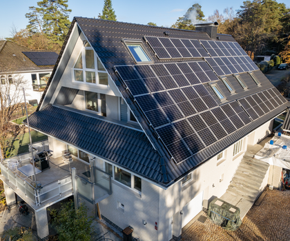 Photovoltaik-Thermie-Anlage und Wärmepumpe im Einfamilienhaus Photovoltaik-Thermie-Anlage und Wärmepumpe im Einfamilienhaus