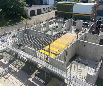 Ulma Construction präsentiert innovative Deckenschalung Onadek von Ulma Construction in Einsatz auf einer Baustelle