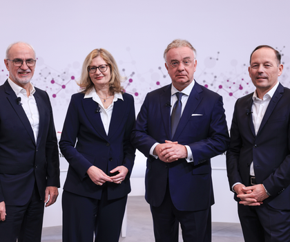 Evonik Vorstand Vorstandsvorsitzender von Evonik, steht neben seinen Vorstandskollegen, Harald Schwager (l), stellvertretender Vorstandsvorsitzender, Maike Schuh (2.v.l), Finanzvorstand und Thomas Wessel (l), Personalvorstand. Das Spezialchemieunternehmen Evonik hat sein Unternehmenszahlen 2024 vorgestellt.