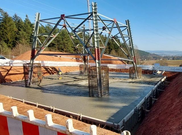 Weil die Einspeisung von Energie aus Windkraft und Photovoltaik zunimmt, erweitert der Übertragungsnetzbetreiber TenneT die Kapazität der Höchstspannungsleitung Ostbayernring. Ersatzneubau Ostbayernring: Cemex-Betone tragen neue Strommasten
