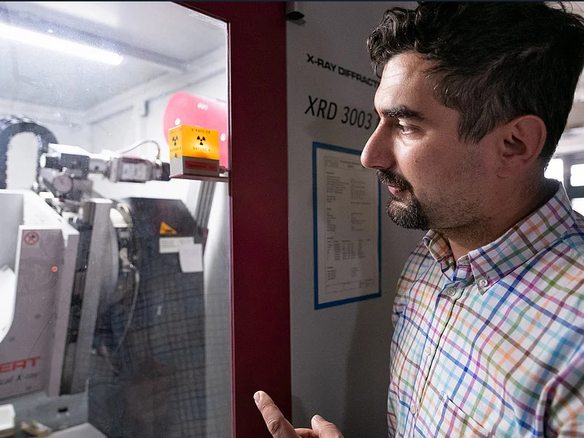 Dr. Alexander Liehr Dr. Alexander Liehr vom Institut für Werkstofftechnik vor dem energiedispersiven Röntgendiffraktometer