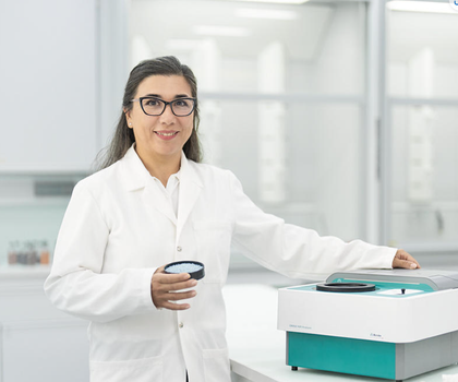 Labormitarbeiterin am vorkalibrierten NIR-Spektrometer Labormitarbeiterin am vorkalibrierten NIR-Spektrometer