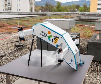 Drohnen transportieren Laborproben Eine Drohne steht am Zollernalb-Klinikum. Mithilfe von Drohnen transportiert das Zollernalb-Klinikum Blutproben.