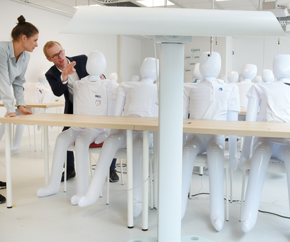 In einem vermeintlichen Klassenzimmer mit 30 aufblasbaren Puppen statt Oberschülern in einem Gebäude von Neontechnik Elektroanlagen GmbH (NEL)informieren sich Lara Möller, Ingenieurin für Energie und Gebäudetechnik und Stephan Schönfelder von der Hochschule für Technik, Wirtschaft und Kultur (HTWK) über das Forschungsprojekt BeCoLe.