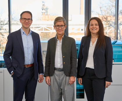 Vorstand der Roche Pharma AG 2025 (v.l.n.r.): Dr. Daniel Steiners, Vorstand der Roche Pharma AG, Dr. Claudia Fleischer, Geschäftsführerin der Roche Diagnostics GmbH und Daniela Kahlert, Geschäftsführerin der Roche Diagnostics Deutschland GmbH, präsentieren gemeinsam die Jahresergebnisse 2024 für Roche in Deutschland.