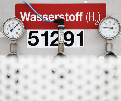 Masterstudiengang Wasserstofftechnologien in Chemnitz Ein Wasserstofftank steht vor dem Labor mit dem neuen Brennstoffzellenprüfstand.