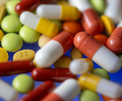 Pharmabranche erwartet Wachstum - auch wegen Vorzieheffekt im Zollstreit Verschiedene Tabletten, Kapseln und Dragees liegen auf einem Tisch.