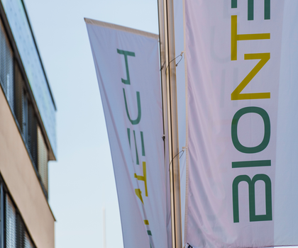 Biontech plant Zulassungsantrag für erstes Krebsmedikament bis Ende 2025 Flaggen am Firmengebäude von Biontech