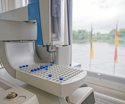 30 Jahre Rheingütestation Worms: Wie die Wasserqualität des Rheins überwacht und geschützt wird Ein Laborgerät zur Prüfung der Wasserqualität steht bei einem Rundgang durch die Rheingütestation in einem Labor. Die Rheingütestation ist ein zentraler Bestandteil des Gewässerschutzes am Rhein. Sie überwacht kontinuierlich die Wasserqualität und leistet damit seit 30 Jahren einen wichtigen Beitrag zum Umweltschutz und der Sicherheit der Trinkwasserversorgung.