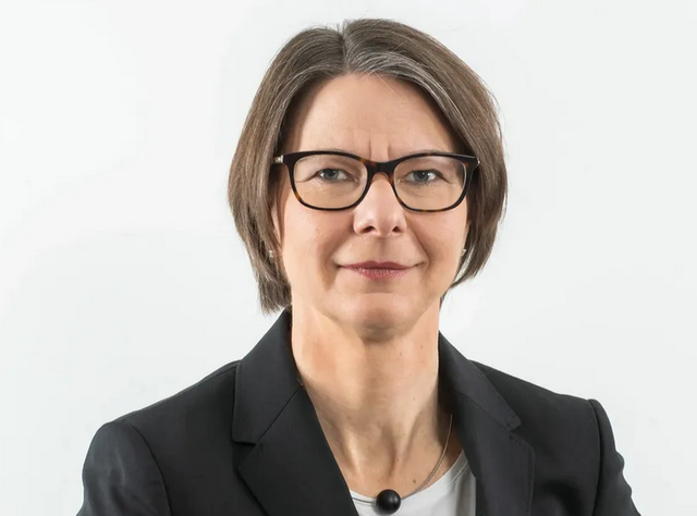 Regina Mühlich, Wirtschaftsjuristin und Geschäftsführerin von AdOrga Solutions lächelt freundlich in die Kamera