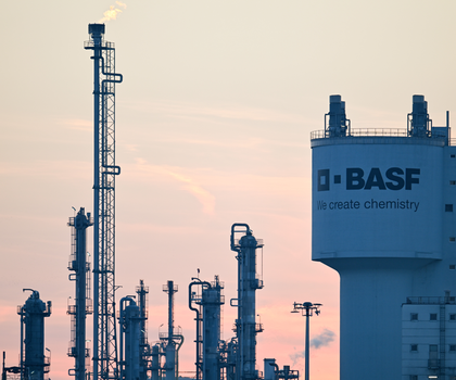 BASF baut neue Schwefelsäure-Anlage für Chipindustrie Der Schriftzug BASF ist an einer Industrieanlage auf dem Gelände des Chemieunternehmens BASF angebracht.