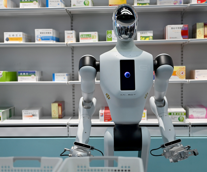 Vom Labor in die Realität: Wo China Roboter einsetzen will Ein Roboter vom Modell "Galbot" steht vor einem Regal mit Medikamenten. China will die Entwicklung von humanoiden Robotern vorantreiben.