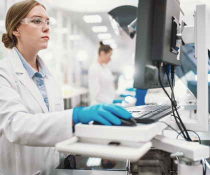 Labormitarbeiterin am Computer Labormitarbeiterin am Computer
